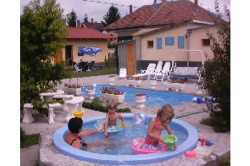 Hungría Privát Abda, Exterior